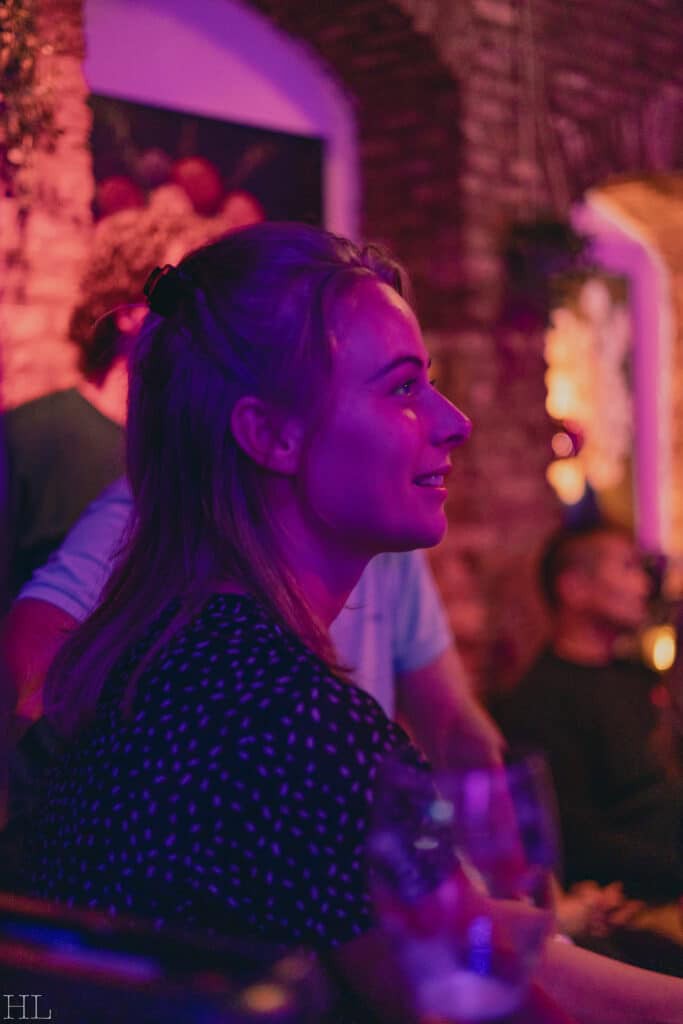 Publiek lacht tijdens comedy avond in Zeist Torenlaantheater